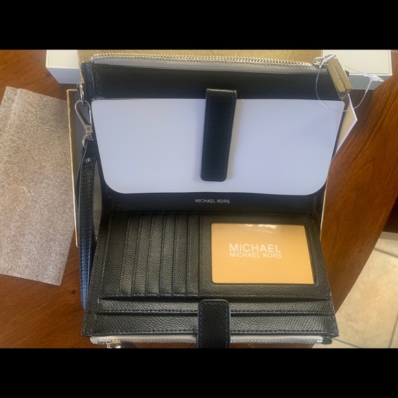 Michael kors wristlet - Picture 2 of 5